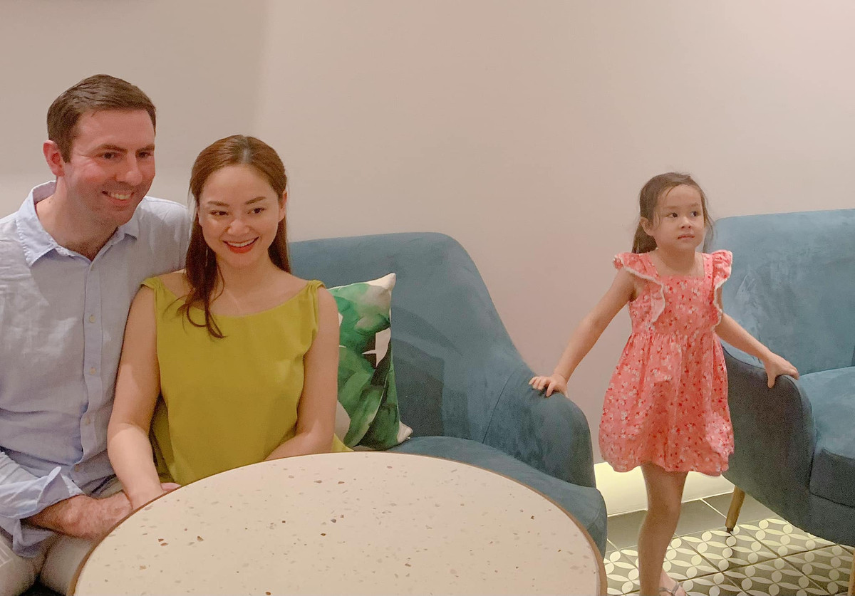 "Rồi tôi bỏ chạy và bố mẹ tự chụp kiểu này…". Chia sẻ hài hước của Lan Phương về con gái trong loạt ảnh gia đình "bất ổn" khiến fan thích thú, "thả tim" cho biểu cảm đáng yêu của Linda.