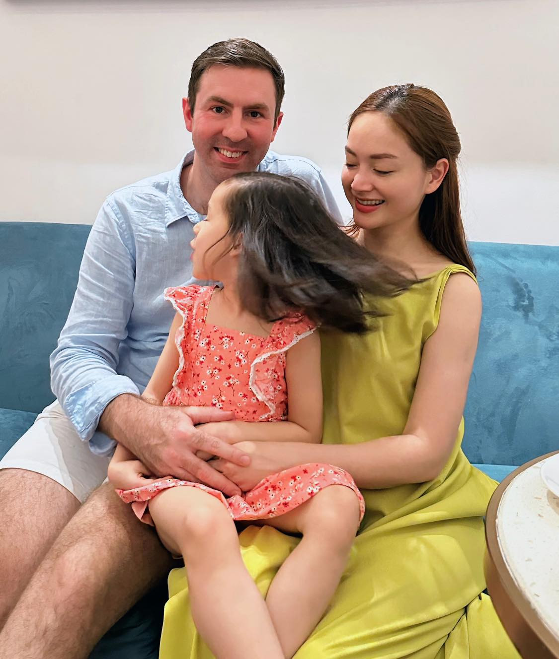 Có vẻ càng lớn càng tinh nghịch nên con gái Lan Phương không hợp tác cùng bố mẹ mỗi khi chụp ảnh gia đình. Cô chú thích ảnh hài hước: "Trông có vẻ hơi ổn vì mẹ cù lét tôi để tôi cười... Nhưng không tôi phải hất tóc cho mẹ chớp mắt".