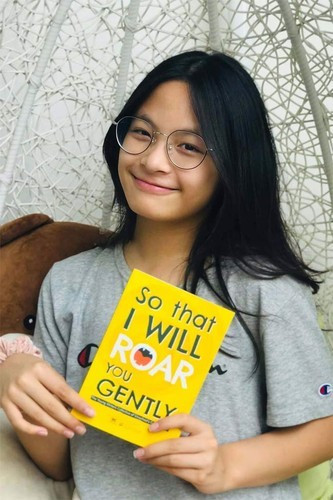 Với nam MC, con gái là một cô bé bướng bỉnh, mạnh mẽ, kiên định nhưng cũng mềm mại và mong manh. Kiêu sa, cá tính nhưng cũng giản dị và nhẹ nhàng...