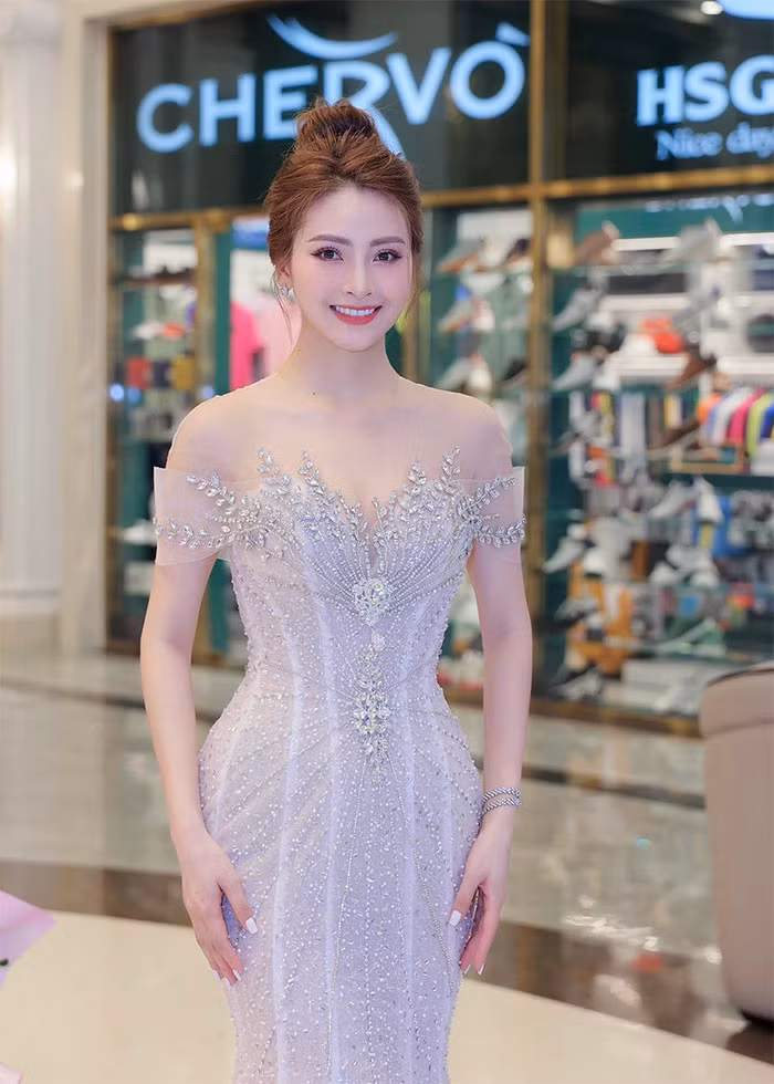 Làn da trắng, vóc dáng chuẩn nên Huyền Trang mặc trang phục gì cũng đẹp.