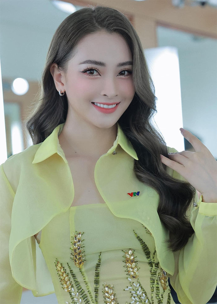 Huyền Trang (Mù Tạt) là một trong những MC kỳ cựu của chương trình "Bữa trưa vui vẻ" và một số chương trình khác trên VTV6, VTV3. Cô đã có 8 năm gắn bó với nghề MC ở VTV.