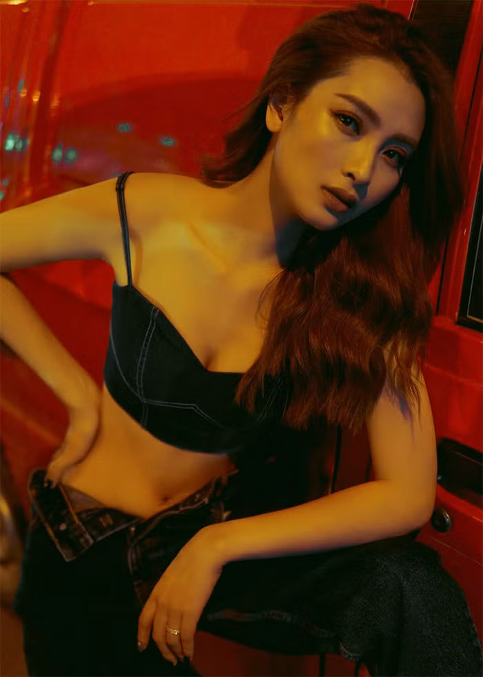 Ngoài đời, MC Huyền Trang sở hữu body chuẩn và khuôn mặt đẹp sắc sảo.