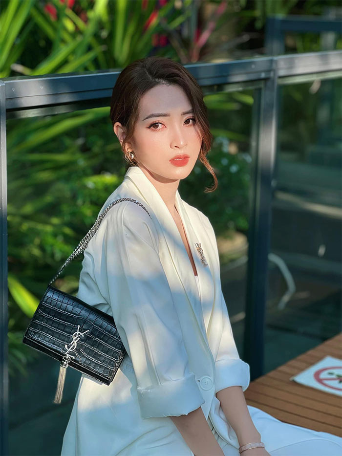 Thời trang đời thường của Huyền Trang giản dị nhưng vẫn rất cuốn hút.