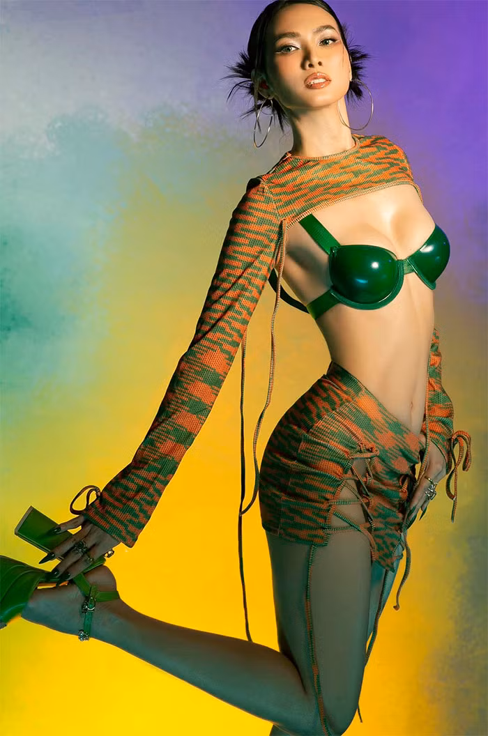 Anh Thư vẫn là người mẫu đắt show nhờ thân hình gợi cảm và khuôn mặt đẹp, cá tính.