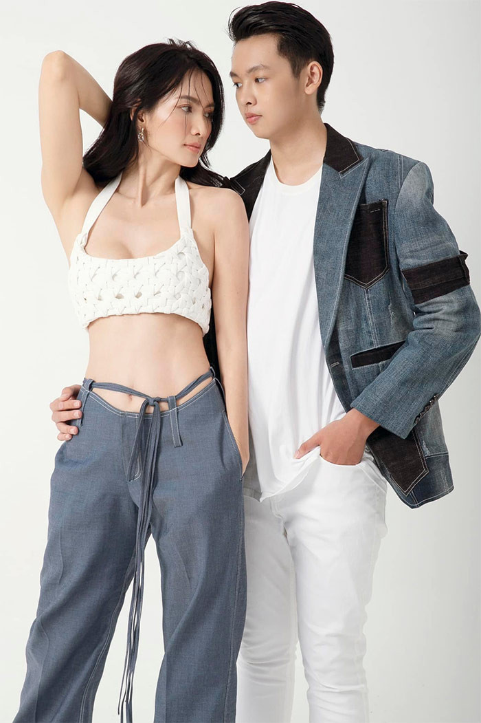 Khi chụp ảnh với con trai, Anh Thư mới khoe được hết vẻ trẻ trung của cô.