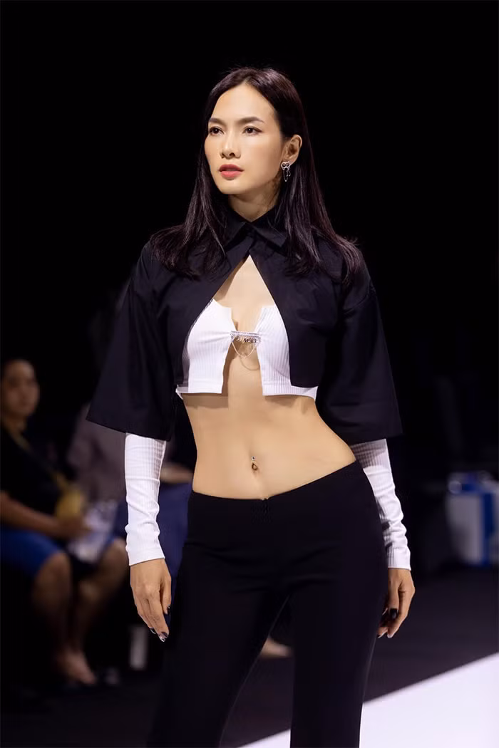 Ở tuổi 41, siêu mẫu Anh Thư nhận được nhiều lời khen ngợi body đẹp, săn chắc, vòng nào ra vòng đó.