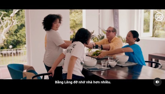 Do tính chất công việc của ông xã thường xuyên phải đi công tác nên cô và gia đình phải dịch chuyển theo. Người đẹp cùng chồng và hai con trai sống ở biệt thự đi thuê rộng 5.600 m2 tại Singapore từ năm 2019. Trước đó, gia đình Bằng Lăng từng sinh sống ở Thái Lan và Mỹ. Ảnh cắt clip visit_singapore.