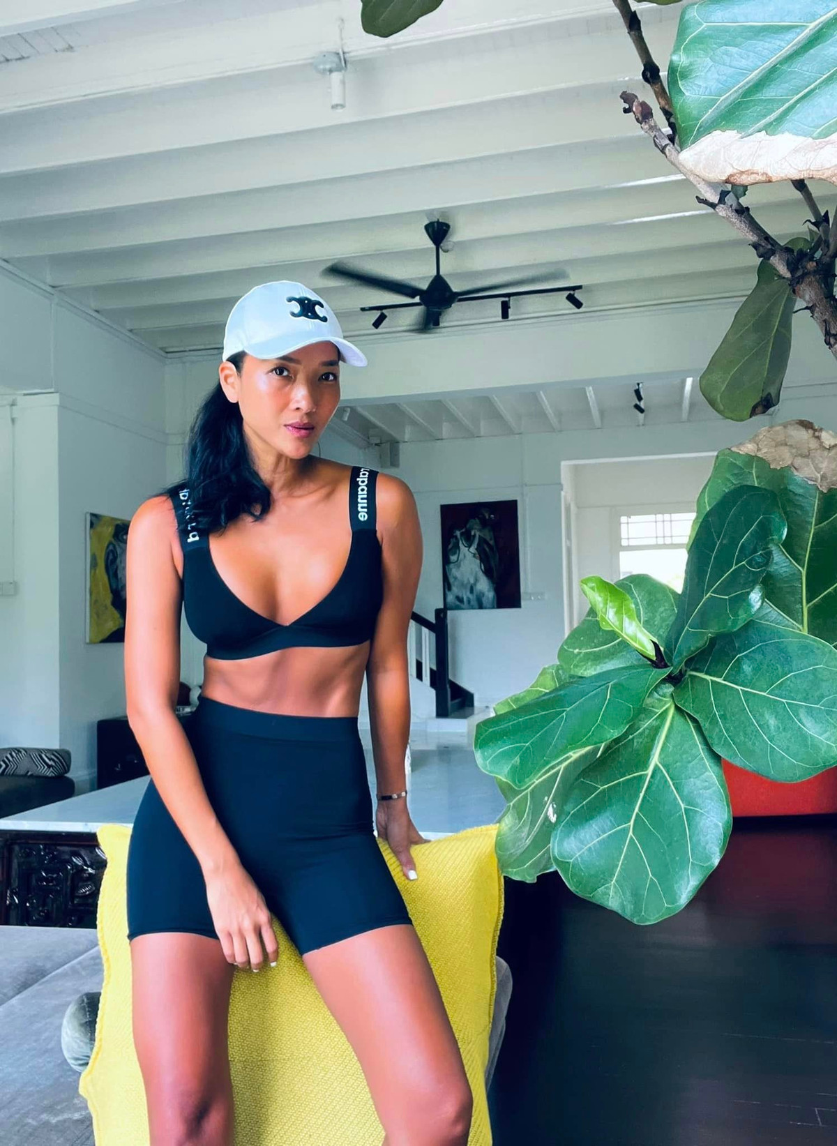 Ở tuổi 44, cựu siêu mẫu vẫn giữ được vẻ đẹp thần thái và gợi cảm. Cô thường xuyên tập gym, bơi lội hay đạp xe cùng các con để duy trì sức khỏe và vóc dáng.