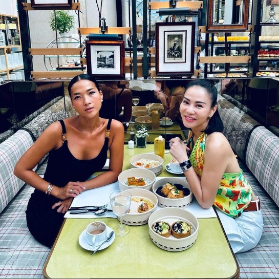 Bận rộn với công việc nội trợ nên cô chỉ thi thoảng về Việt Nam để thăm bạn bè và diễn thời trang theo lời mời của bạn thân là nhà thiết kế. Ở Singapore, Bằng Lăng và ca sĩ Thu Minh chơi chung hội chị em thân thiết.