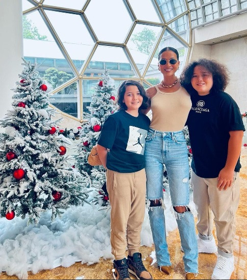 Hơn một năm trở lại đây, "Gái nhảy" Bằng Lăng chăm đăng những shoot hình thời trang gợi cảm, thế nhưng lại hiếm đăng ảnh bên chồng con như trước đây.