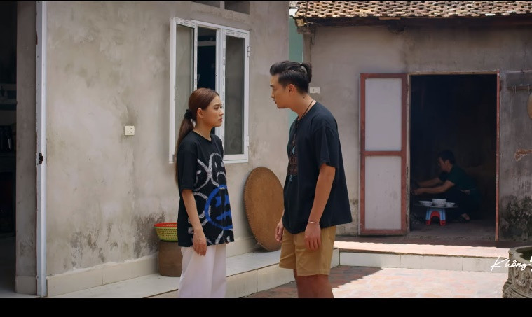 Trọng Lân và Hoàng Thùy Linh vào vai hai anh em trong một gia đình có điều kiện ở nông thôn, đều quá tuổi lập gia đình nhưng vẫn độc thân.