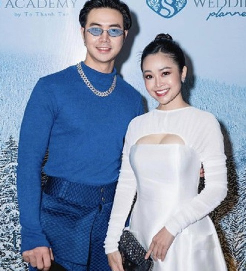 Hai vợ chồng đang tận hưởng cuộc sống vô cùng hạnh phúc ngọt ngào bên nhau. Theo Thùy Linh, Đức Hiếu là người chồng luôn thấu hiểu, nhường nhịn và giúp vợ cả những công việc như nội trợ, dọn dẹp nhà cửa, rửa bát.