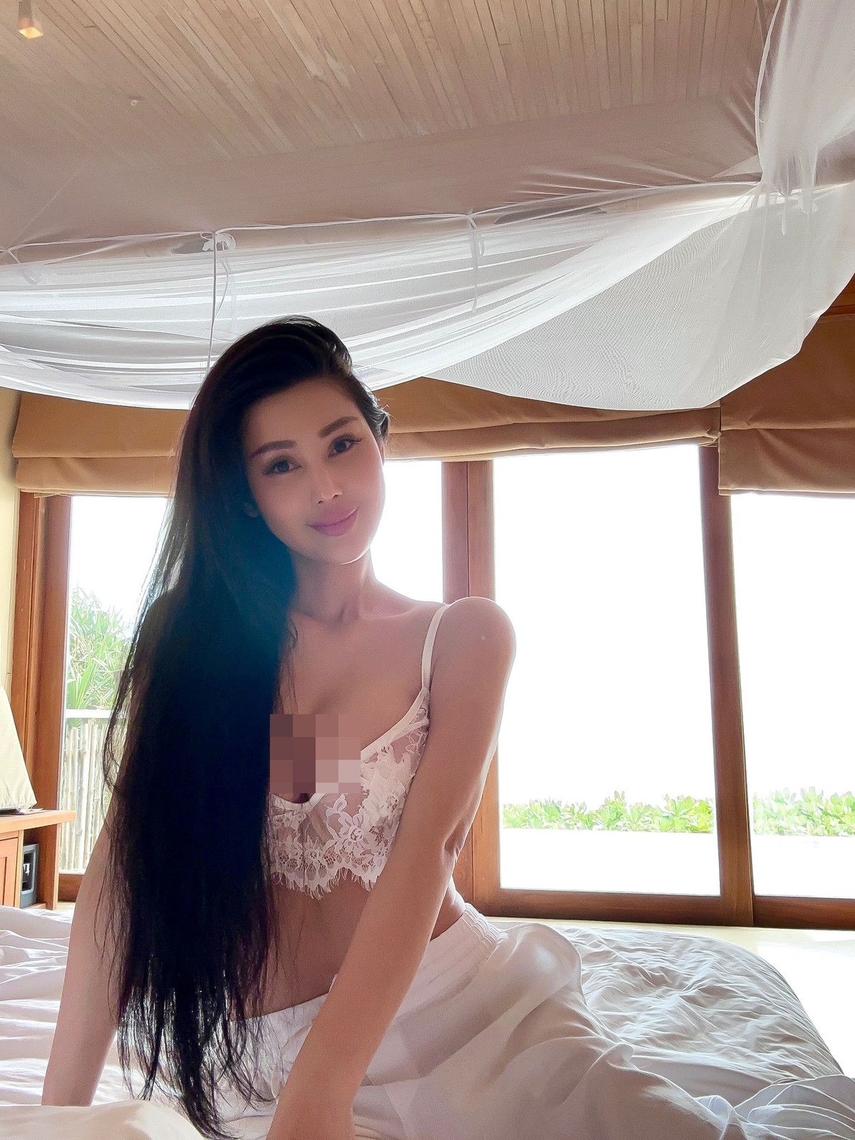 Ở tuổi U40, giai nhân một thời của nhạc sĩ Hà Dũng khiến gái trẻ cũng phải ghen tỵ bởi vẻ đẹp bốc lửa.