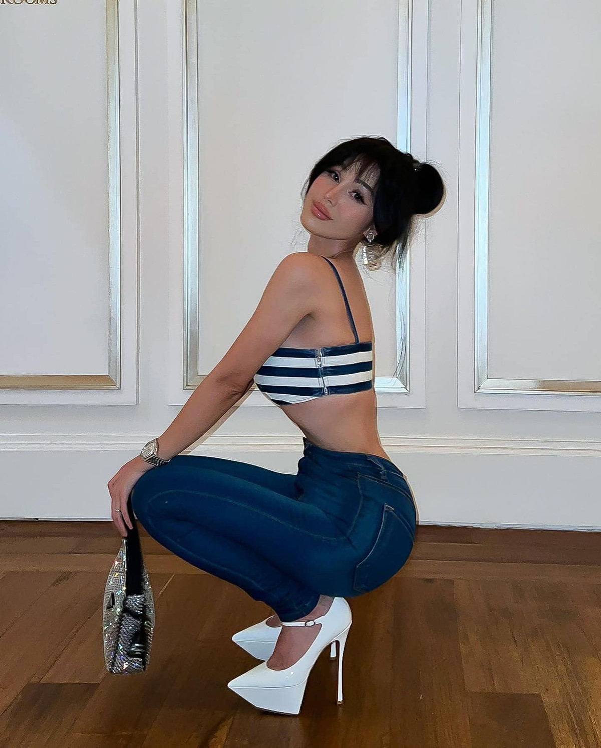 Người đẹp 8X bật mí: "Mọi người hay hỏi Ánh sao thấy ăn hoài mà giữ được dáng hay vậy. Vâng Ánh thích ăn lắm, ăn khoẻ bẩm sinh như lời đồn. Nhưng ăn thế nào để khoẻ, để giữ dáng thì cần có tính toán hết. Ánh chú trọng bổ sung protein tự nhiên trong thức ăn hơn là uống protein...".