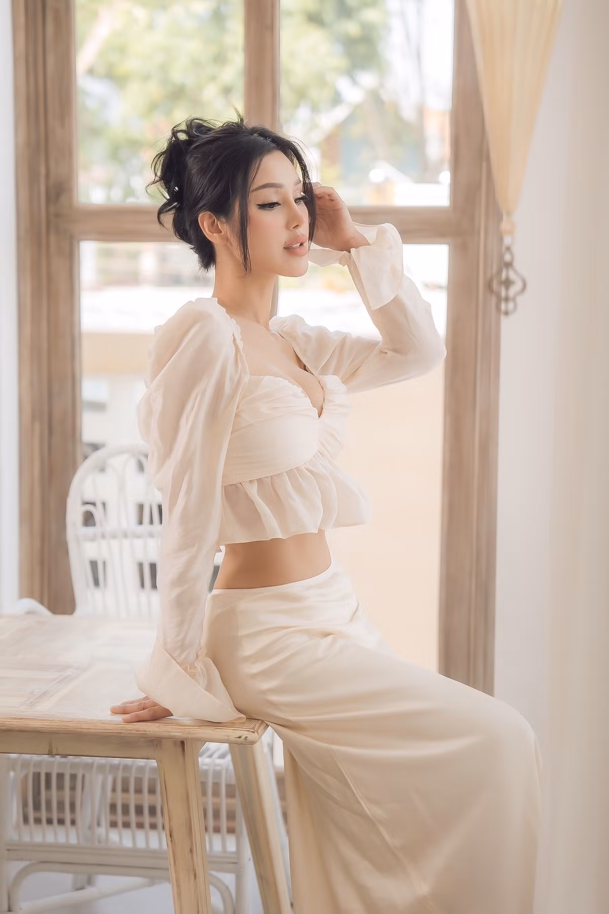 Hiện tại, dù không hoạt động nghệ thuật nhưng Đinh Phương Ánh vẫn thu hút đông đảo sự quan tâm nhờ ngoại hình bốc lửa.