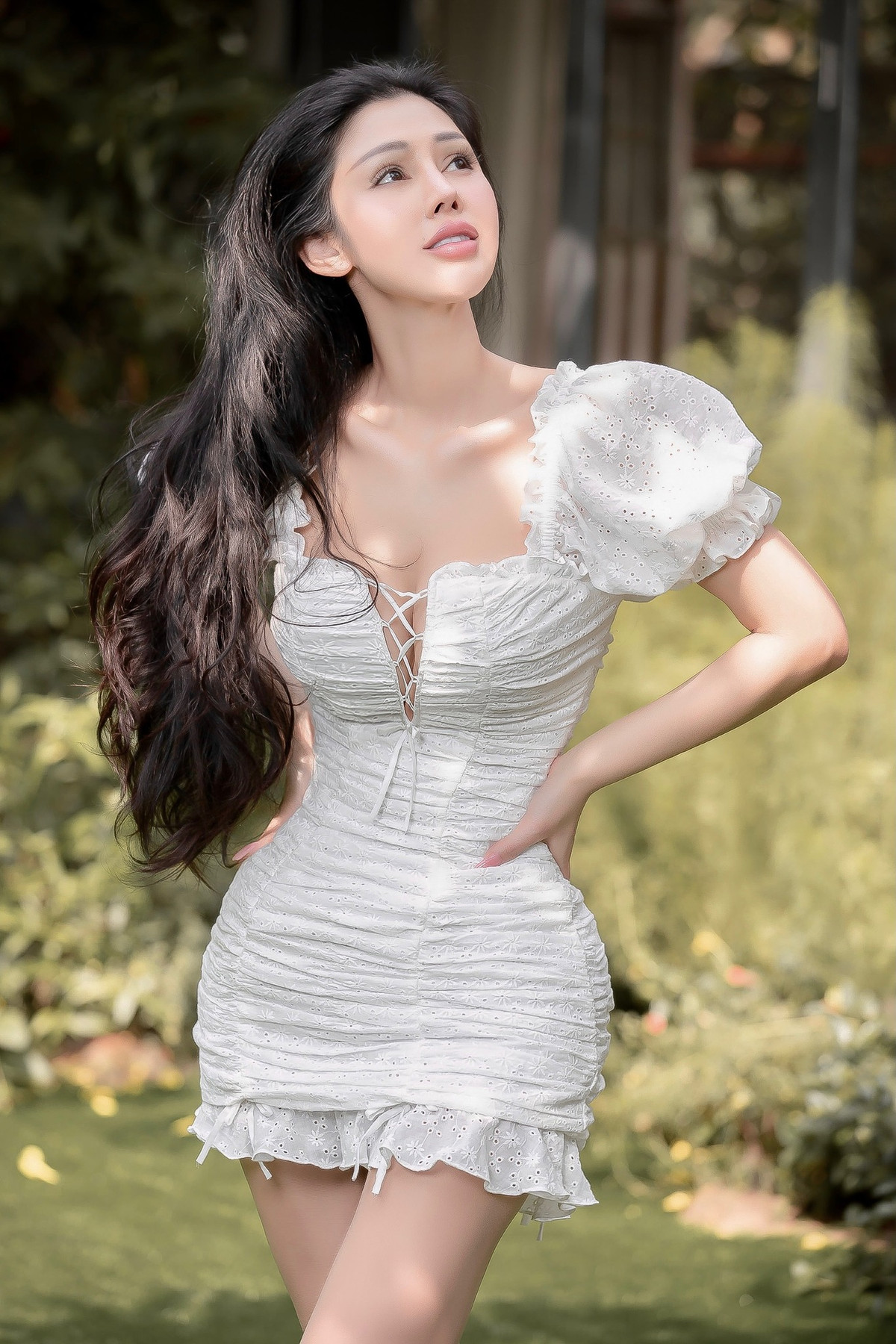 Sau thời điểm rút lui khỏi làng giải trí, năm 2018, "cô Kim siêu vòng 3 của Việt Nam" từng gây bất ngờ với nhan sắc cứng đờ như tượng sáp, bị chỉ trích là lạm dụng "dao kéo". Tuy vậy, mỹ nhân 8X vẫn thoải mái thể hiện phong cách riêng của bản thân.