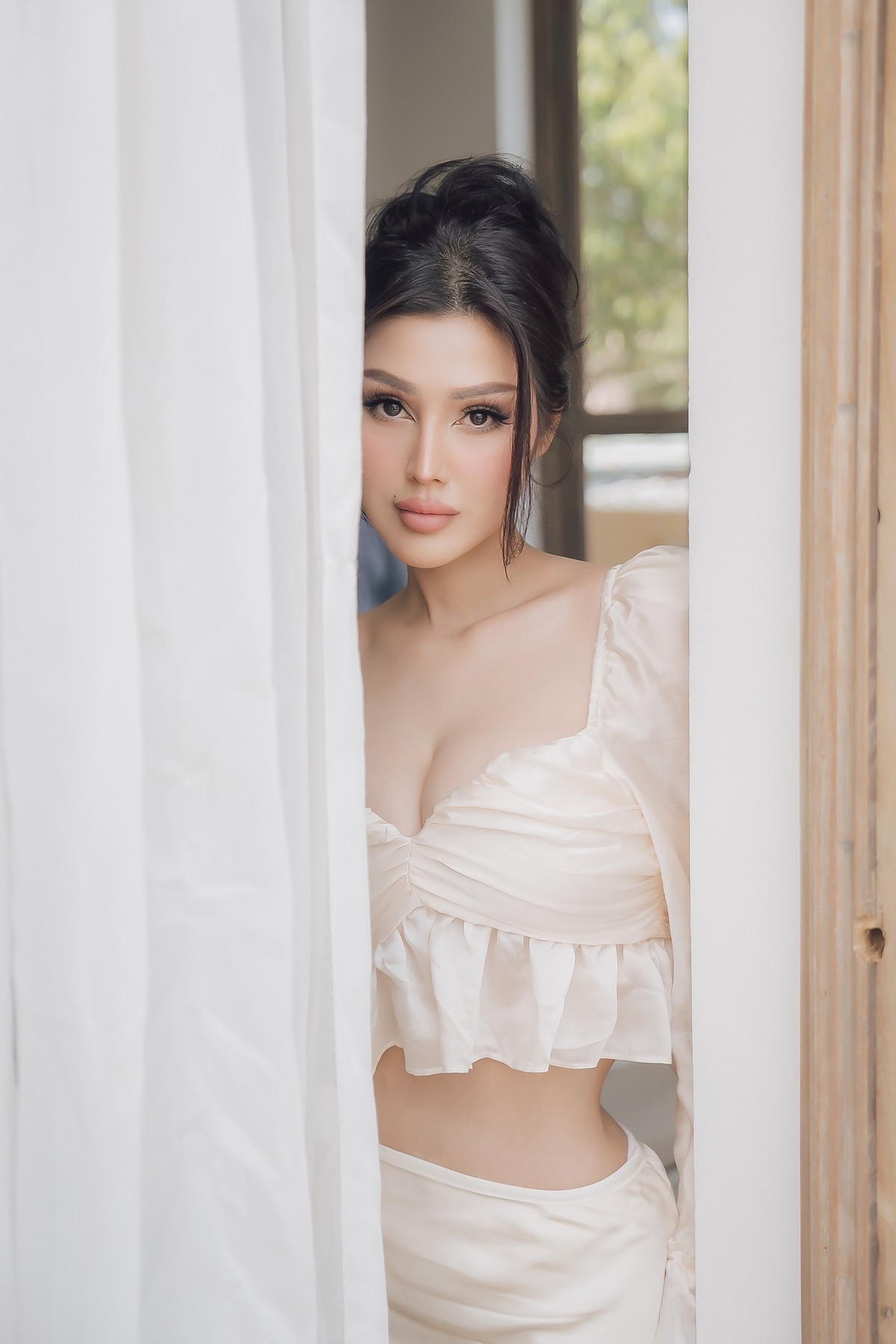 Nổi tiếng với thân hình nóng bỏng, mỹ nhân Sài thành từng được mệnh danh là "quả bom sexy" hay "cô Kim siêu vòng 3 của Việt Nam".