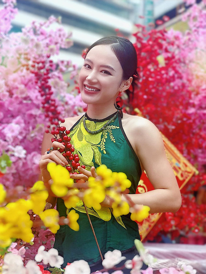 Hình ảnh cơ bắp của Angela Phương Trinh lúc đó cũng nhận được lời khen bởi trông cô khỏe khoắn, mạnh mẽ.