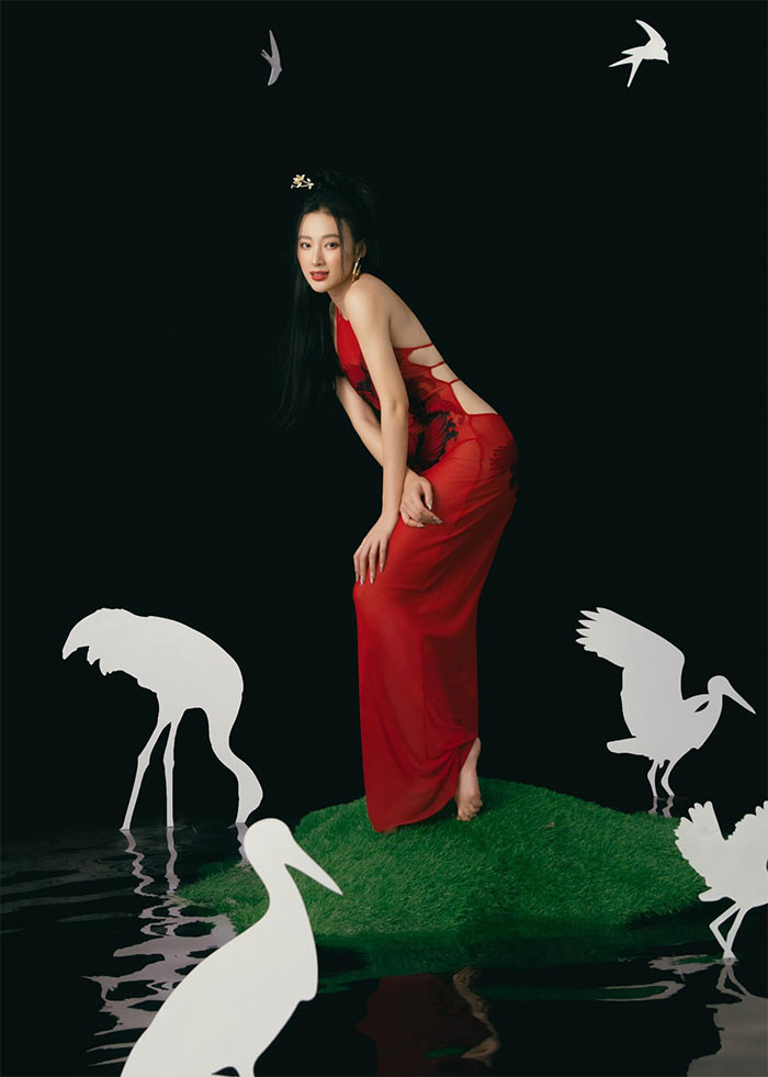 Nhờ thế mà trông Angela Phương Trinh cũng nữ tính và quyến rũ hơn.