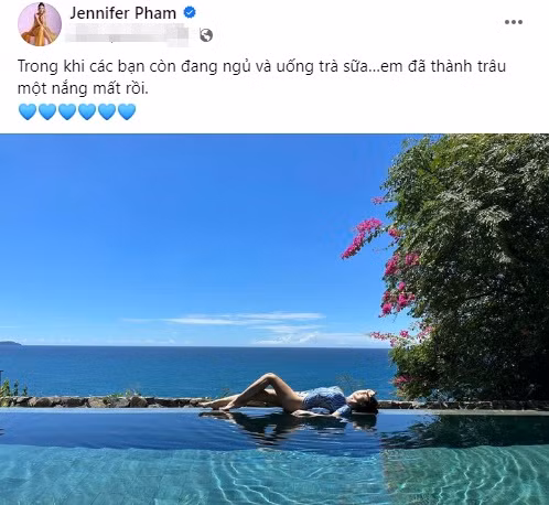  Hoa hậu Jennifer Phạm gây chú ý khi đưa câu nói gây tranh cãi của Hoa hậu Ý Nhi vào status của mình. Theo đó, mẹ 4 con dí dỏm viết: "Trong khi các bạn còn đang ngủ và uống trà sữa, em đã thành trâu một nắng mất rồi".