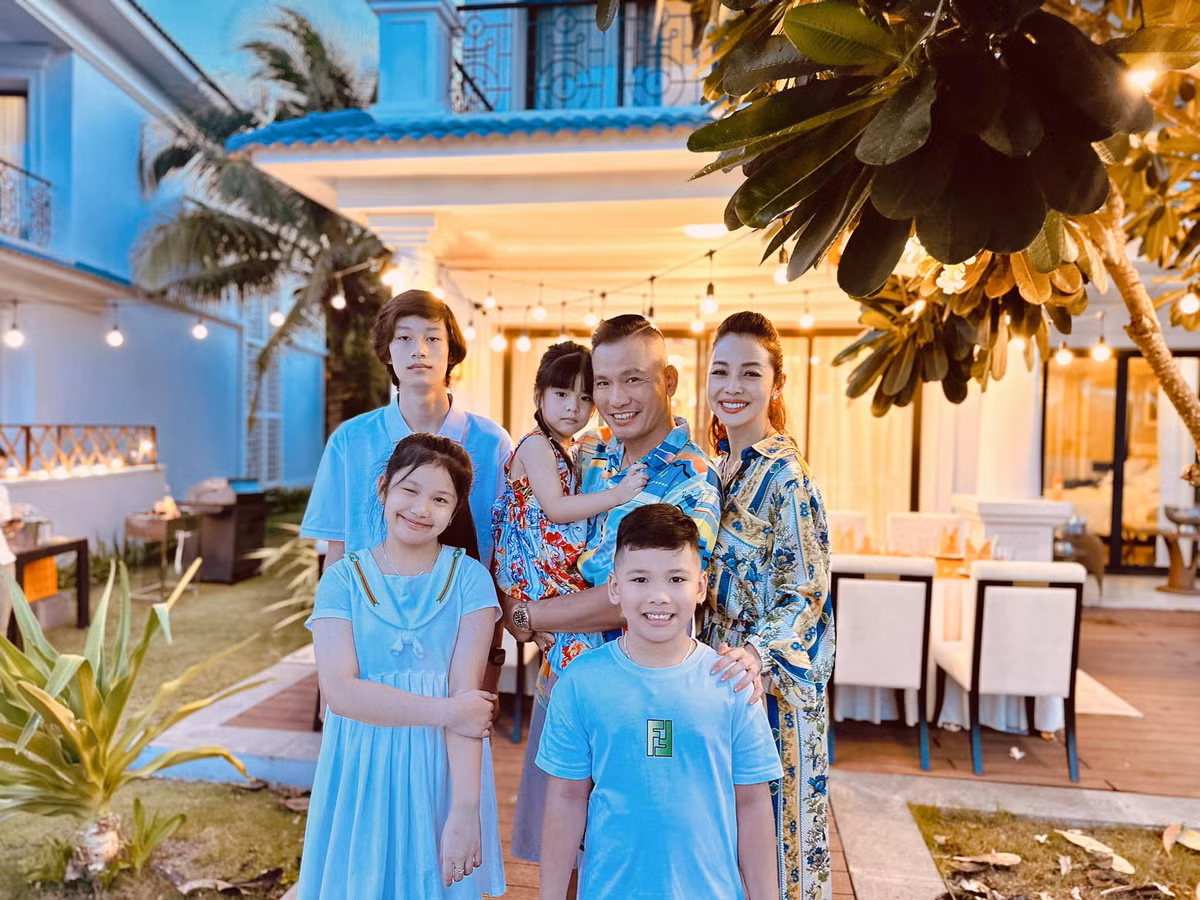 Jennifer Phạm có cuộc sống viên mãn cùng chồng thứ hai là đại gia Đức Hải và 4 người con cả chung lẫn riêng.