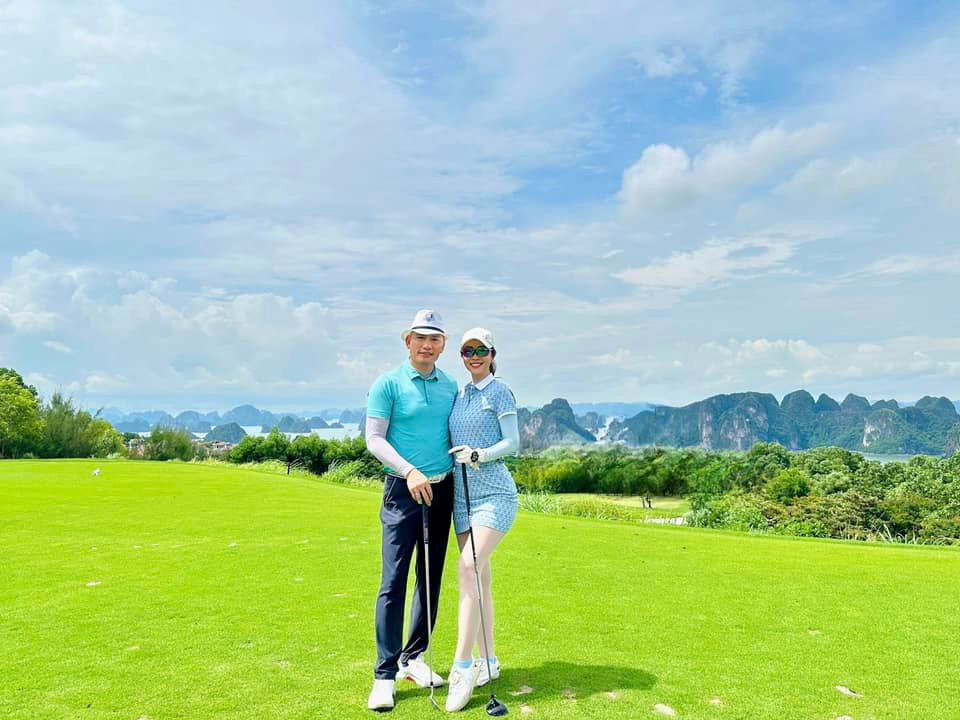 Hơn 10 năm bên nhau, vợ chồng Jennifer Phạm vẫn hạnh phúc mặn nồng. Cả hai thường hẹn hò ăn tối, xem phim, chơi golf hay đi du lịch hâm nóng tình cảm.