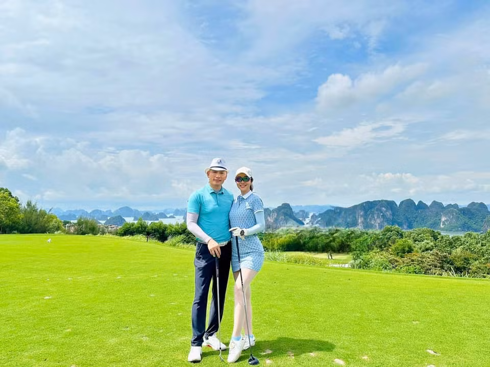 Hơn 10 năm bên nhau, vợ chồng Jennifer Phạm vẫn hạnh phúc mặn nồng. Cả hai thường hẹn hò ăn tối, xem phim, chơi golf hay đi du lịch hâm nóng tình cảm.