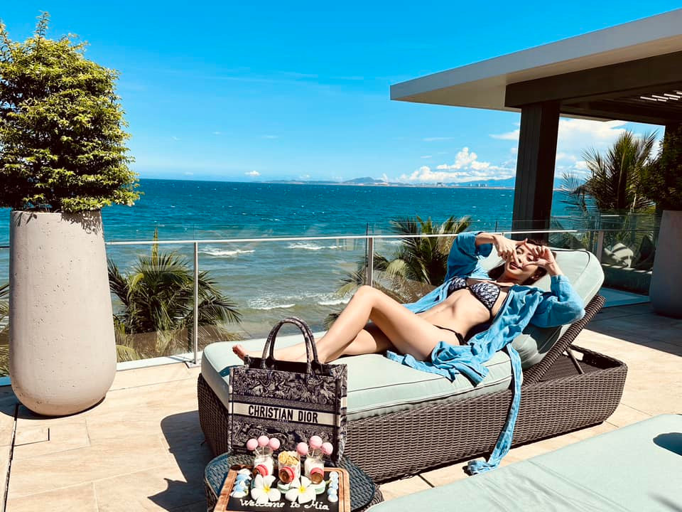 Ở tuổi U40, Jennifer Phạm tự tin khoe vóc dáng với bộ đồ tắm bé xíu cùng vòng eo con kiến.