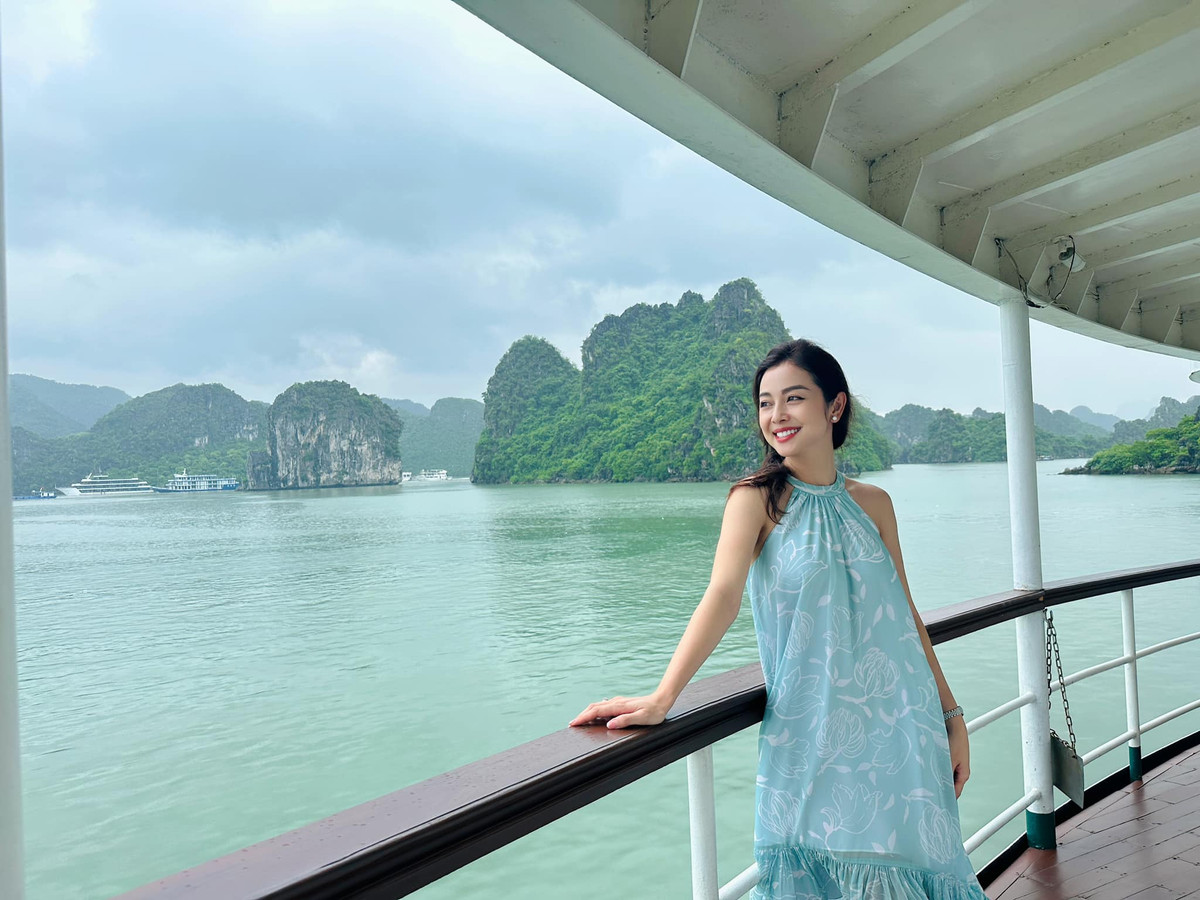 Dù tự nhận mình là "trâu một nắng" vì phơi nắng quá nhiều nhưng sắc vóc của mỹ nhân sinh năm 1985 khiến những cô gái trẻ phải ngưỡng mộ.