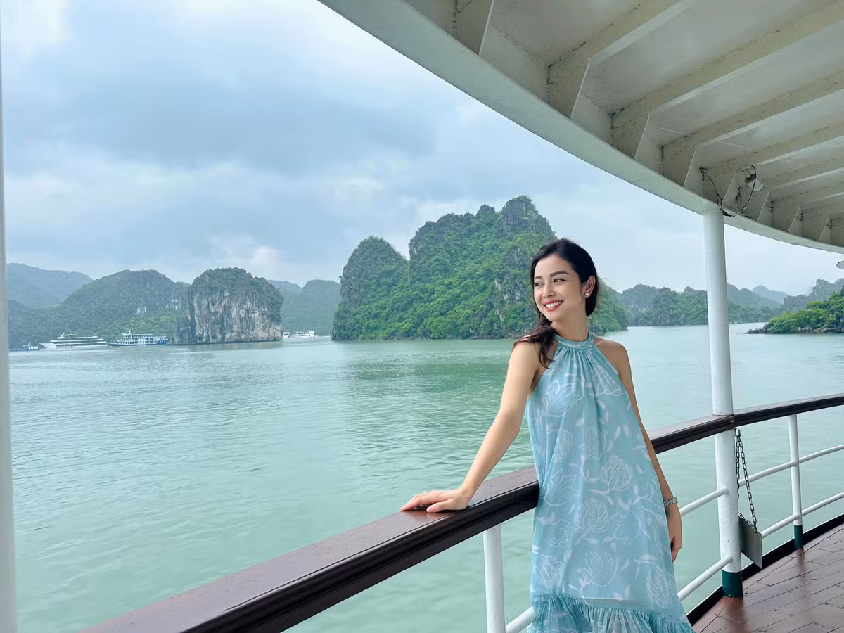 Dù tự nhận mình là "trâu một nắng" vì phơi nắng quá nhiều nhưng sắc vóc của mỹ nhân sinh năm 1985 khiến những cô gái trẻ phải ngưỡng mộ.