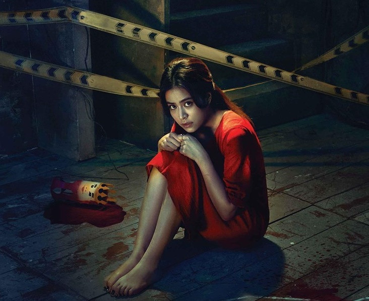 Năm 2020, Hoàng Thùy Linh đóng phim điện ảnh "Trái tim quái vật" với vai Khánh - một bà mẹ đơn thân bị nghi oan giết người trong khu chung cư cũ. Sau đó, Khánh cùng Lâm (B Trần) - một chàng trai si tình chạy trốn và cùng tìm mọi cách để tìm ra hung thủ thực sự... Ảnh: CJ.