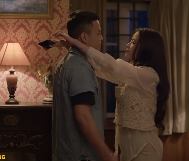 Dù trở lại sau một thời gian dài nhưng vai Lam Anh của Hoàng Thùy Linh từng bị chê thiếu tự nhiên, đơ cứng.