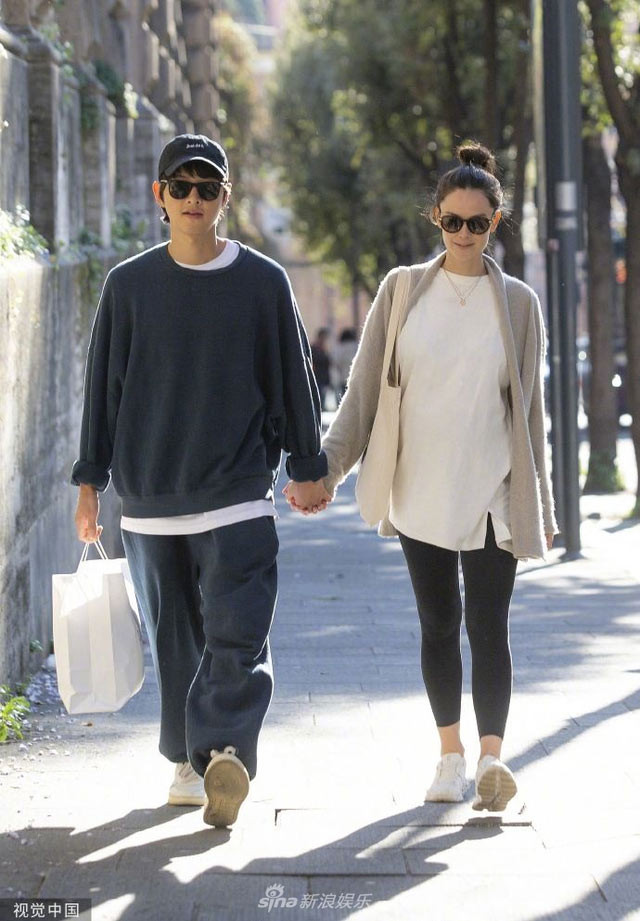 Diễn viên "Cậu út nhà tài phiệt" dành cho vợ những cử chỉ, ánh mắt ngọt ngào khi nắm tay đi dạo trên đường phố Rome.