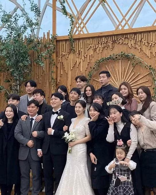 Ngày 17/12, theo truyền thông Hàn Quốc, cặp đôi lại bị bắt gặp cùng nhau tới dự đám cưới của tay golf Lim Sung-jae tại khách sạn Lotte World ở Seoul.