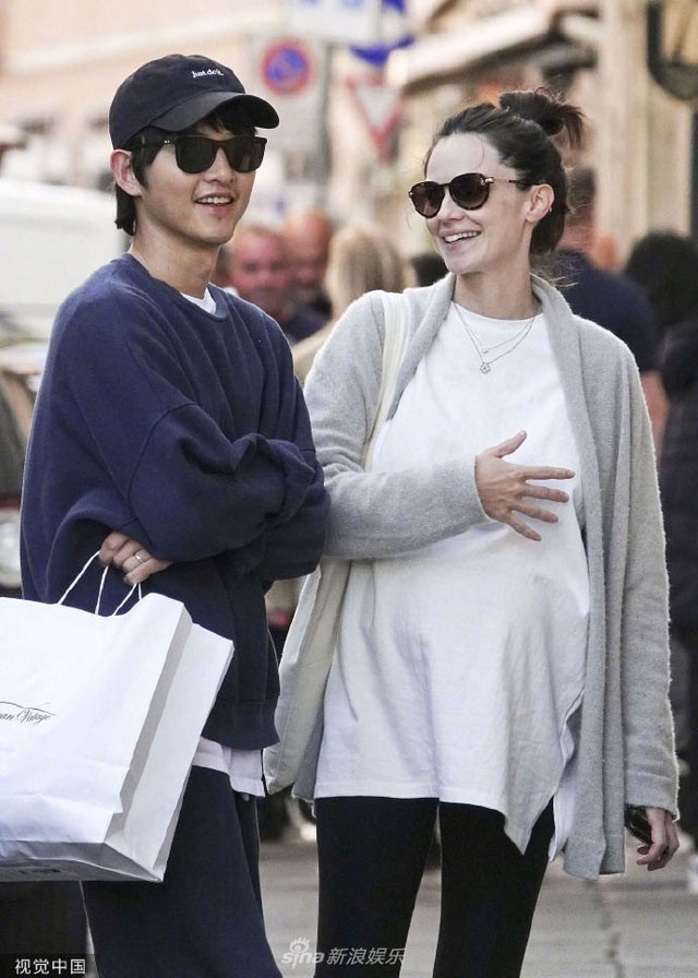 Cuối tháng 12/2022, nam diễn viên "Hậu duệ mặt trời" xác nhận hẹn hò với nữ diễn viên mang hai dòng máu Anh - Columbia, Katy Louise Saunders. Một tháng sau Song Joong Ki tuyên bố đã kết hôn với Katy.