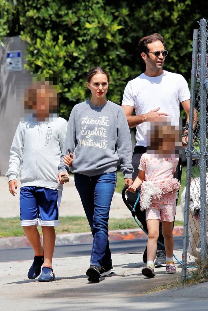 Tháng 8/2022 Natalie Portman và Benjamin Millepied kỷ niệm 10 năm ngày cưới. Millepied đăng bức ảnh đen trắng hai vợ chồng nắm tay nhau và viết đề tựa trên trang cá nhân: "10 năm ngày hôm nay @benjaminmillepied, và ngày càng tốt hơn...". (Ảnh: Hollywoodlife)