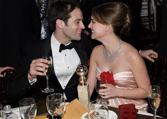 Tháng 12/2010, sau khoảng một năm hẹn hò bí mật, hai người tuyên bố đã đính hôn và Natalie đang mang thai con của Benjamin. "Tôi luôn giữ kín cuộc sống riêng tư của mình nhưng lúc này tôi muốn nói rằng tôi hạnh phúc không thể tả và cảm thấy rất biết ơn khi có được trải nghiệm này", Natalie hào hứng nói về mối quan hệ với Benjamin. (Ảnh: Getty Images)