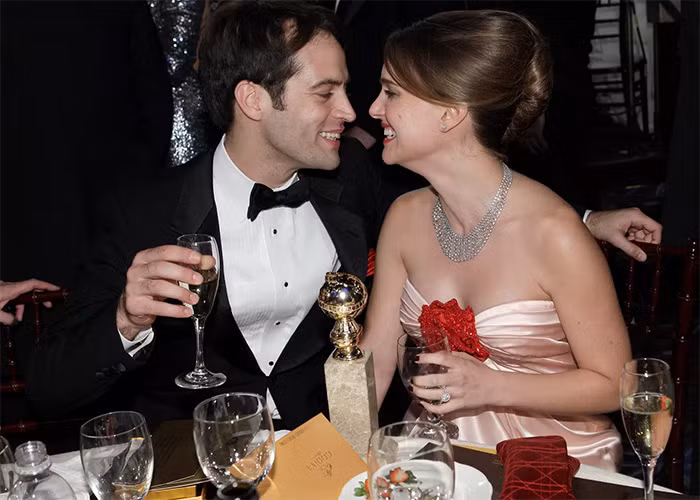 Tháng 12/2010, sau khoảng một năm hẹn hò bí mật, hai người tuyên bố đã đính hôn và Natalie đang mang thai con của Benjamin. "Tôi luôn giữ kín cuộc sống riêng tư của mình nhưng lúc này tôi muốn nói rằng tôi hạnh phúc không thể tả và cảm thấy rất biết ơn khi có được trải nghiệm này", Natalie hào hứng nói về mối quan hệ với Benjamin. (Ảnh: Getty Images)