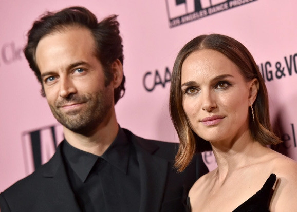 Đầu năm 2010, trước khi "Thiên nga đen" công chiếu, Natalie Portman - Benjamin Millepied bị bắt gặp vài lần đi ăn trưa và đi dạo với nhau. Khi đó cả hai vẫn giữ kín mối quan hệ. (Ảnh: US Sun)