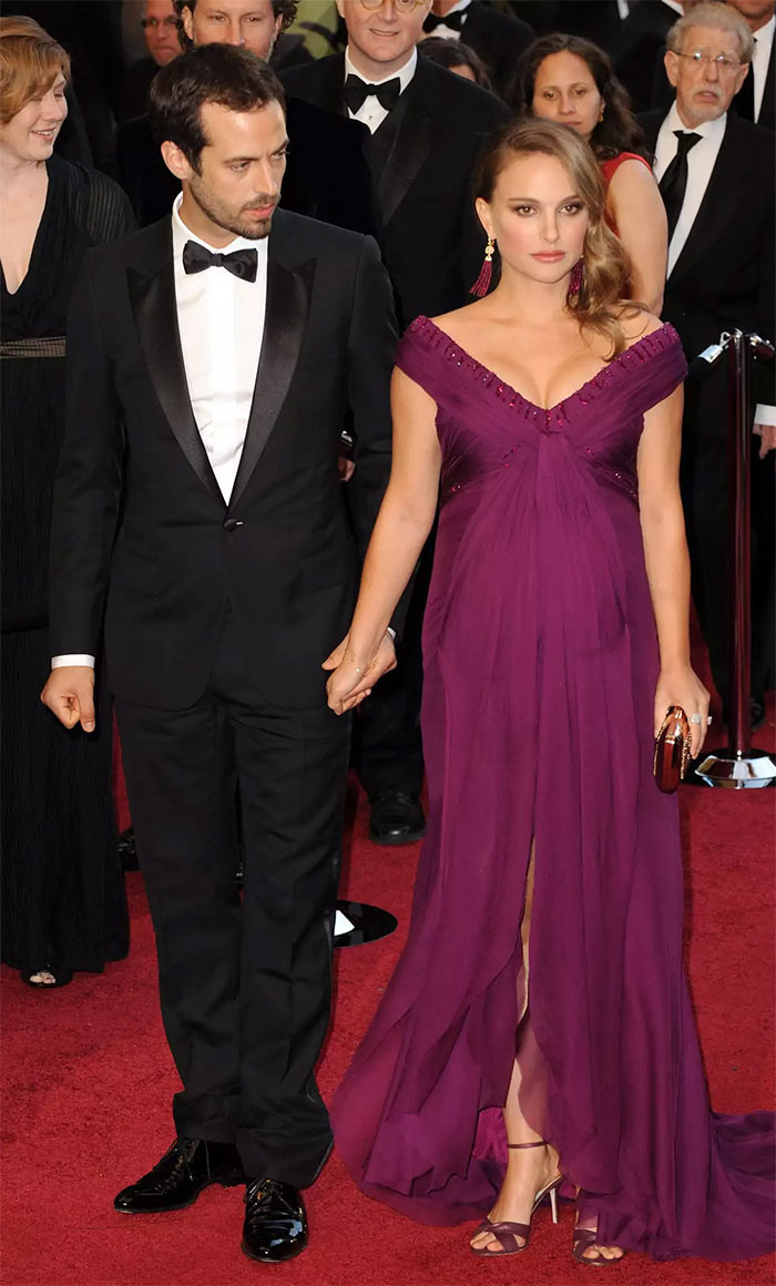 Ngày 27/2/2011, Natalie và Benjamin lần đầu cùng nhau xuất hiện trên thảm đỏ lễ trao giải Oscar. Đây cũng là lần đầu cả hai xuất hiện với tư cách là một cặp đôi. “Gửi tình yêu của tôi, Benjamin Millepied, người đã biên đạo cho bộ phim và giờ đây đã trao cho tôi vai diễn quan trọng nhất trong cuộc đời mình,” Portman xúc động phát biểu khi lên nhận giải Nữ diễn viên xuất sắc với vai diễn trong "Thiên nga đen". (Ảnh: FILMMAGIC)