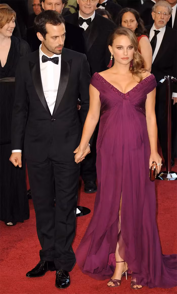 Ngày 27/2/2011, Natalie và Benjamin lần đầu cùng nhau xuất hiện trên thảm đỏ lễ trao giải Oscar. Đây cũng là lần đầu cả hai xuất hiện với tư cách là một cặp đôi. “Gửi tình yêu của tôi, Benjamin Millepied, người đã biên đạo cho bộ phim và giờ đây đã trao cho tôi vai diễn quan trọng nhất trong cuộc đời mình,” Portman xúc động phát biểu khi lên nhận giải Nữ diễn viên xuất sắc với vai diễn trong "Thiên nga đen". (Ảnh: FILMMAGIC)