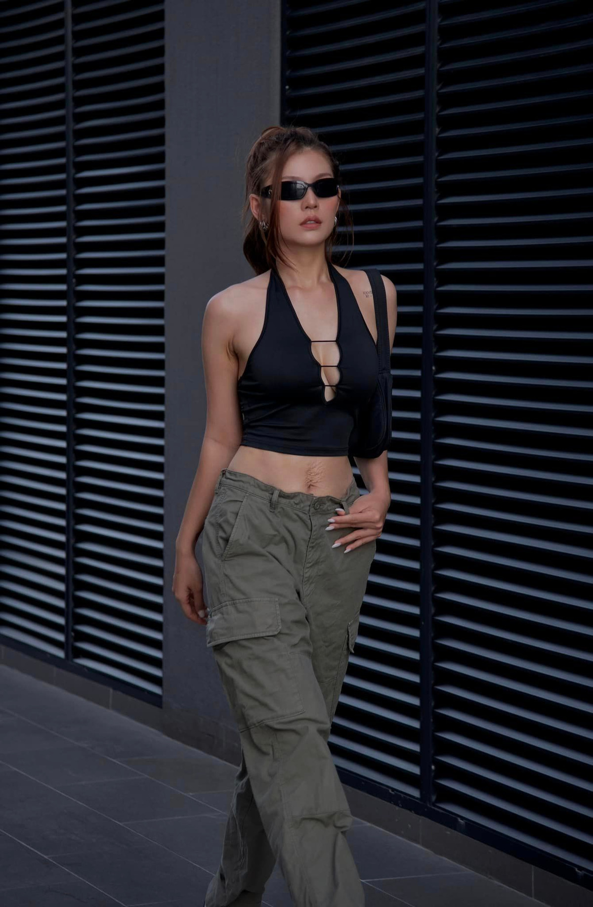 Chân dài sinh năm 1997 tiết lộ, trước đây cô từng khá tự ti với vùng bụng nhăn nheo, mỗi khi ra đường cũng phải che đi khuyết điểm.