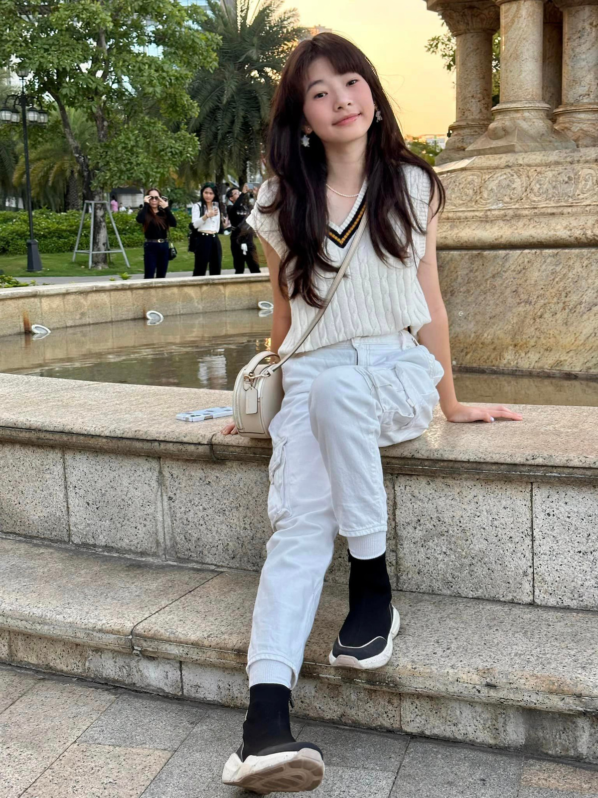 Trên trang cá nhân, MC sinh năm 1981 nhắn nhủ con gái: "Hãy cứ là chính con! Ba mẹ, em Bon và cả nhà sẽ luôn bên cạnh bảo vệ con. Cứ thoải mái như khi con ở hồ bơi, tung tăng trên sân cỏ hay quyết tâm trên đường chạy marathon, ở tuổi này trải nghiệm tình bạn và các hoạt động trong môi trường giáo dục là điều quý giá nhất, đừng bận tâm thế giới bên ngoài con nhé!".