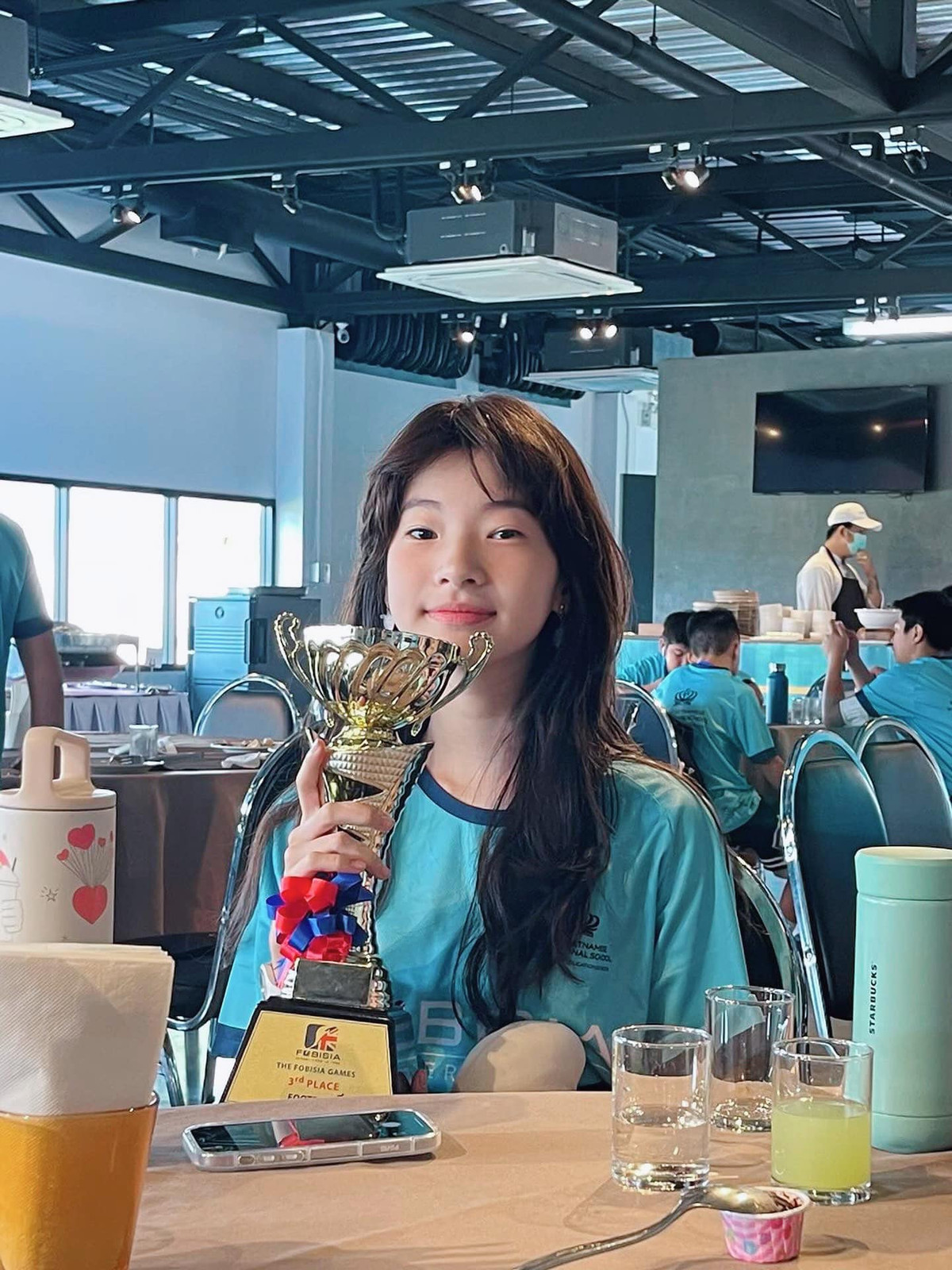 Dâu đang theo học tại một trường quốc tế với chi phí đắt đỏ. Cô bé có niềm đam mê với các môn thể thao và thường xuyên đi thi đấu.