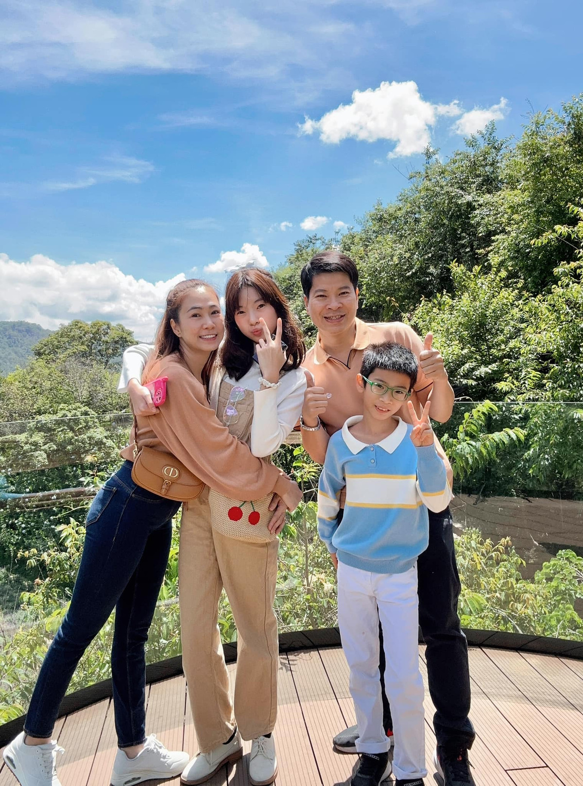 Nữ MC xinh đẹp và ông xã thường xuyên đưa hai con ra ngoài trải nghiệm.