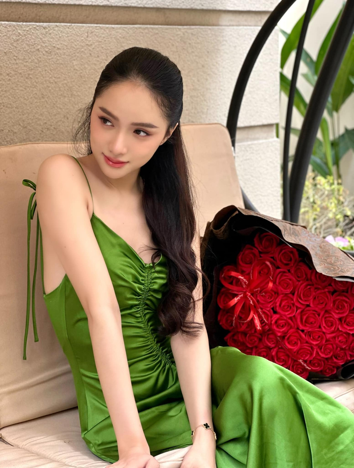 Khoảnh khắc tạo dáng bên bó hoa hồng đỏ thắm còn khiến giọng ca chuyển giới vướng nghi vấn đã có tình mới hậu chia tay Matt Liu.