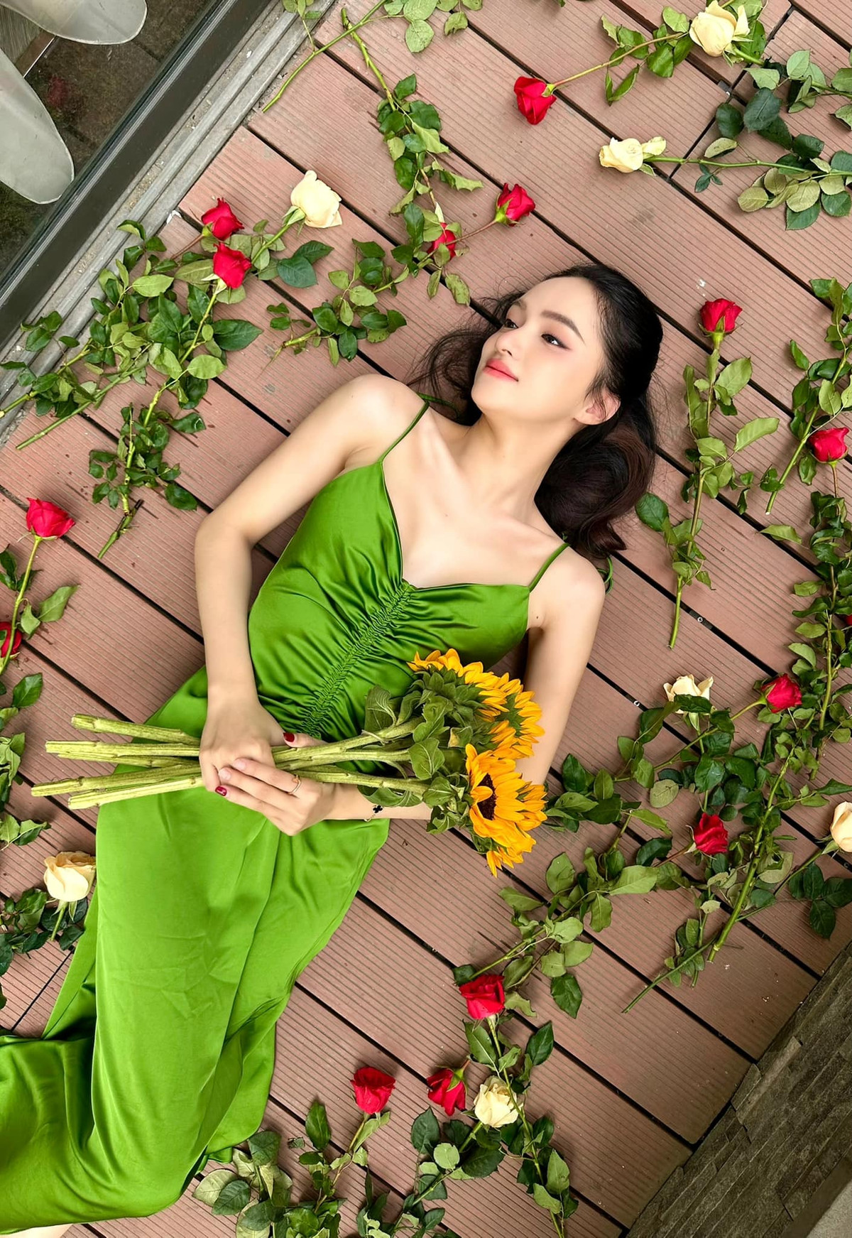 Khi bạn bè trên mạng xã hội của cô đặt câu hỏi: "Ngửi thấy mùi tình yêu trong ảnh là sao nhỉ?", Hương Giang khéo đáp lại: "Cô đơn trên đu quay".