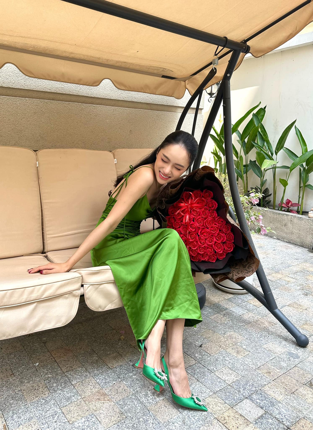 Hương Giang Idol khéo khoe vòng một hững hờ trong những khoảnh khắc tạo dáng bên thềm nhà.