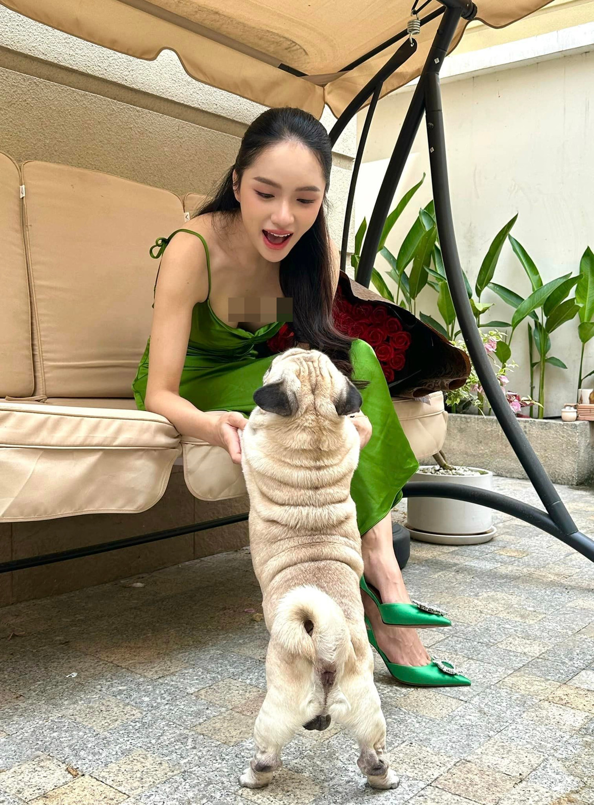 Vóc dáng "mình dây" không làm giảm đi độ gợi cảm của mỹ nhân chuyển giới trong chiếc đầm xanh hai dây quyến rũ.