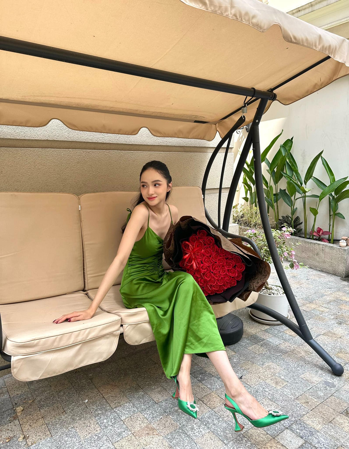 Chia sẻ khoảnh khắc "thềm nhà có hoa" với nhan sắc xinh đẹp, Hương Giang gây chú ý với thềm ngực gầy trơ xương.